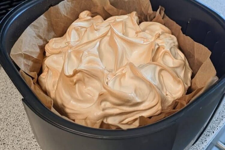 air fryer vanilla berry pavlova